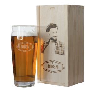 Bierglas en houten kistje met foto