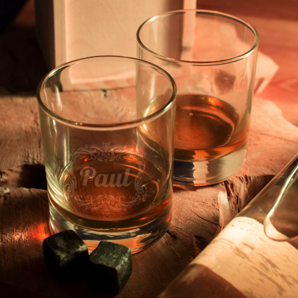 Whiskyglas met naam in barok kader