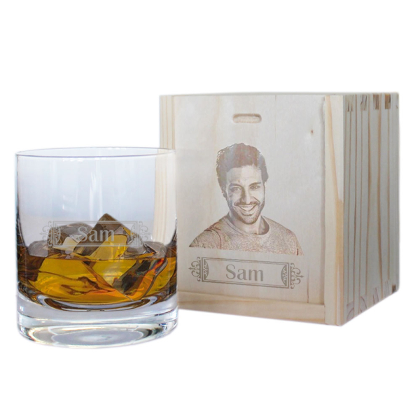 Whiskyglas en houten kistje met foto