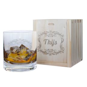 Whiskyglas met naam in barok kader