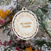 Houten kerstbal gepersonaliseerd met kerstkrans