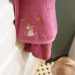 Handdoek borduren - donkerroze met muisje