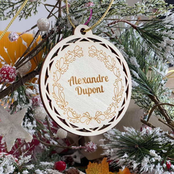 Houten kerstbal gepersonaliseerd met kerstkrans